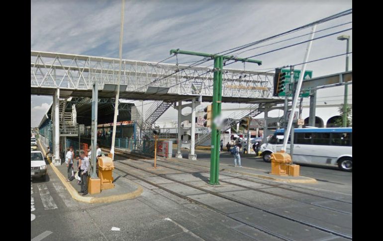 Una vez concluido el traslado de los arcos, se realizará el retiro del puente peatonal ubicado en las afueras de la estación. ESPECIAL / Google Maps