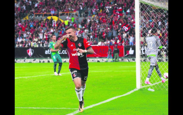 El uruguayo Christian Tabó celebra tras conseguir, por la vía del penalti, el primer gol para el Atlas ayer en el Estadio Jalisco. EL INFORMADOR / M. Vargas