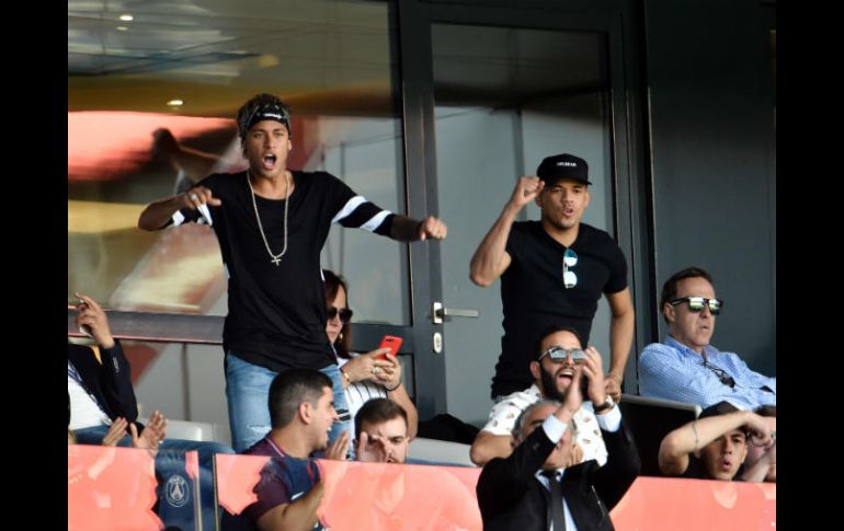 Neymar, con pañuelo anudado a la cabeza y en actitud relajada, aplaudió desde el palco la acción de sus compañeros. AFP / A. Jocard