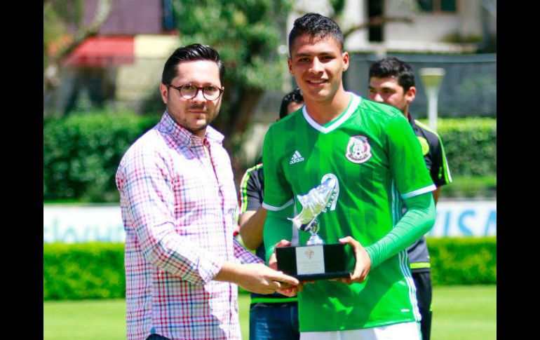 De la Rosa es premiado como goleador del torneo. TWITTER / @FMF