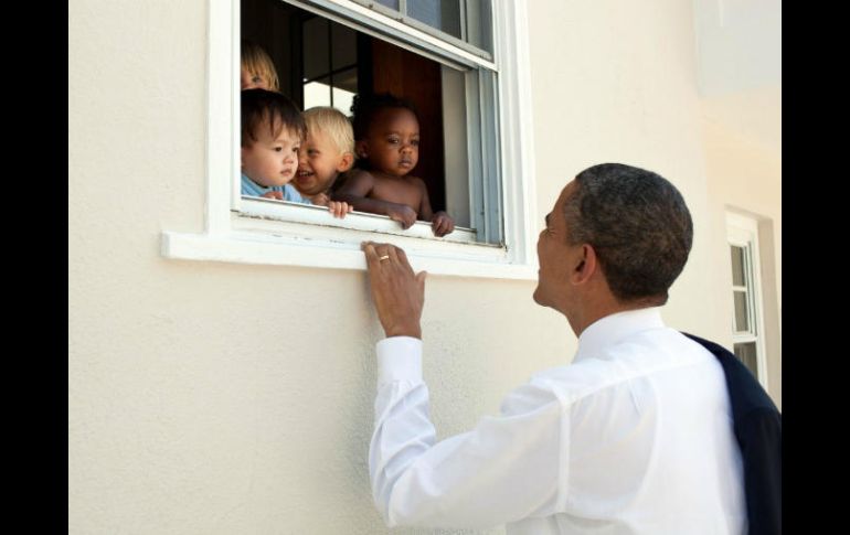 Obama publicó una foto en la que se ve saludando a niños de distintas razas. TWITTER / @BarackObama
