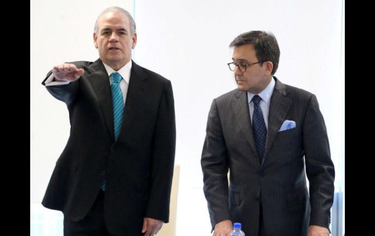 Rogelio Cerda Pérez tomó protesta en el cargo ante el secretario de Economía, Idelfonso Guajardo. TWITTER / @ildefonsogv