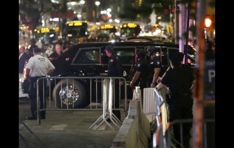 Trump se desplazó en un convoy escoltado por la policía a la torre Trump, a la que llegó poco después de las 21.00 hora local. EFE / P. Foley