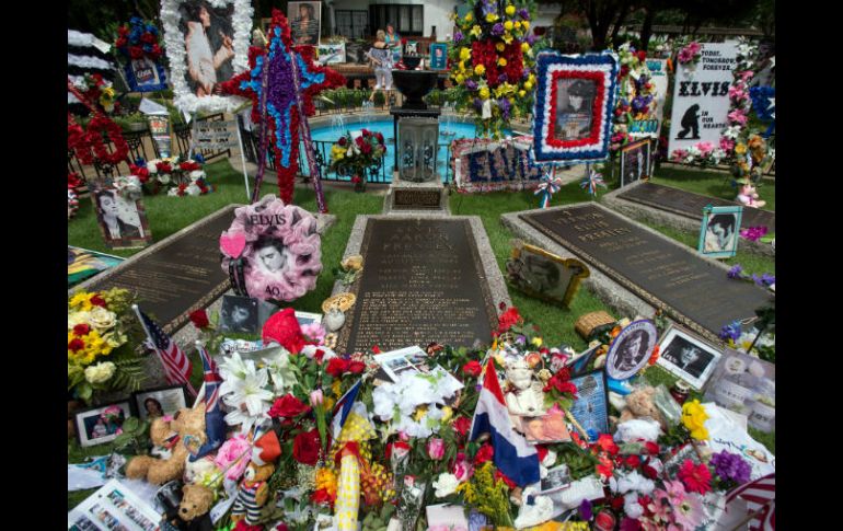 Fans de Elvis Presley han efectuado una procesión solemne en su mansión de Graceland para recordarlo. AP / B. Dill
