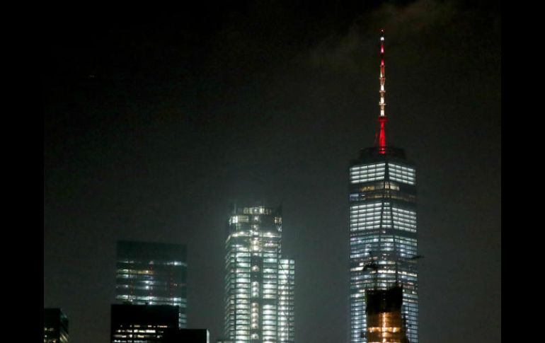 El One WTC brilla esta noche en rojo y amarillo para honrar a los muertos y heridos en el ataque. EFE / A. Gombert