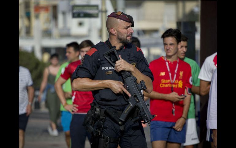 Policía patrullando la localidad de Cambrilis. AP / E. Morenatti