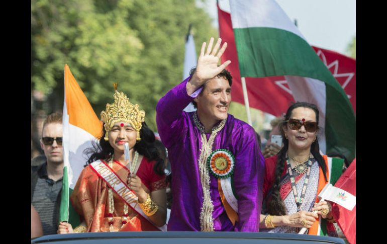 Trudeau desfiló junto a otros ministros y dirigentes políticos canadienses bajo un sol radiante, saludando y tomándose fotos. AP / G. Hughes