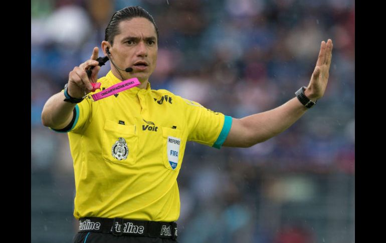 Oscar Macías Romo es una de las ausencias para la jornada 6 por sus controvertidas decisiones en el partido Cruz Azul Vs Atlas. MEXSPORT / ARCHIVO