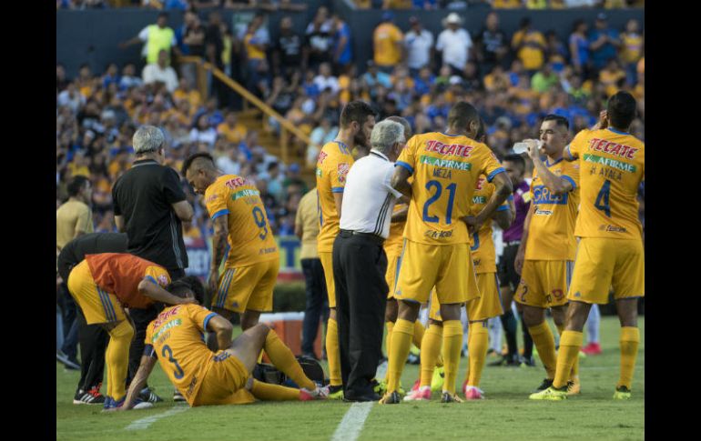 Juninho (recostado) espera la llegada del equipo médico tras su lesión. MEXSPORT / J. Martínez