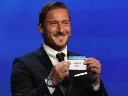 Totti extrae el nombre de la Roma, el equipo de sus amores, durante el sorteo de hoy en Mónaco. AFP / V. Hache