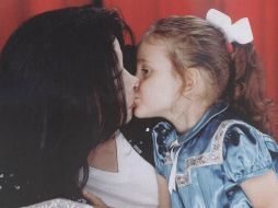 En la fotografía, aparece Michael y Paris dándose un beso en los labios. INSTAGRAM / parisjackson