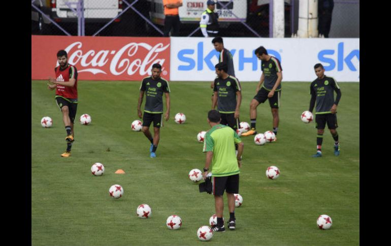 El equipo mexicano durante su entrenamieto en Cuernavaca, recibe a Panamá en el estadio Azteca el viernes por la noche. EFE / T. Rivera
