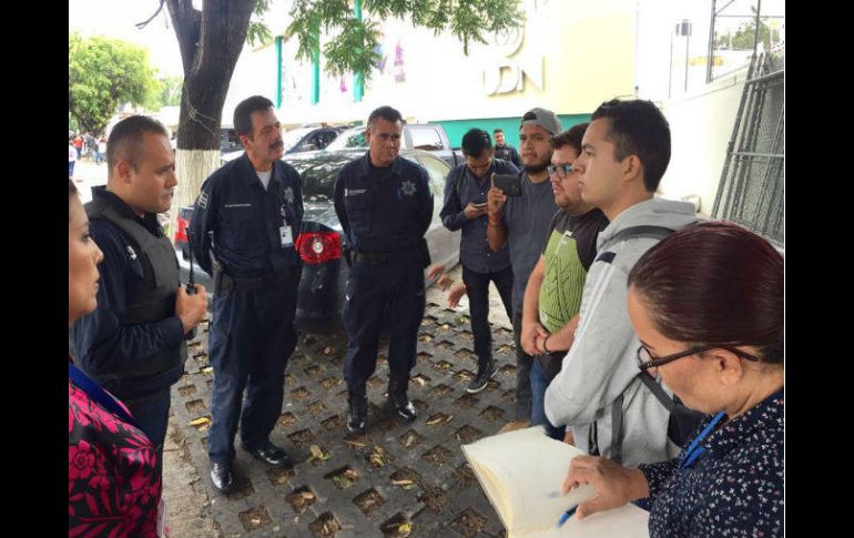 Policías tapatíos se reunieron con estudiantes de CUCEI para discutir nuevas estrategias de seguridad. ESPECIAL / Policía de Guadalajara
