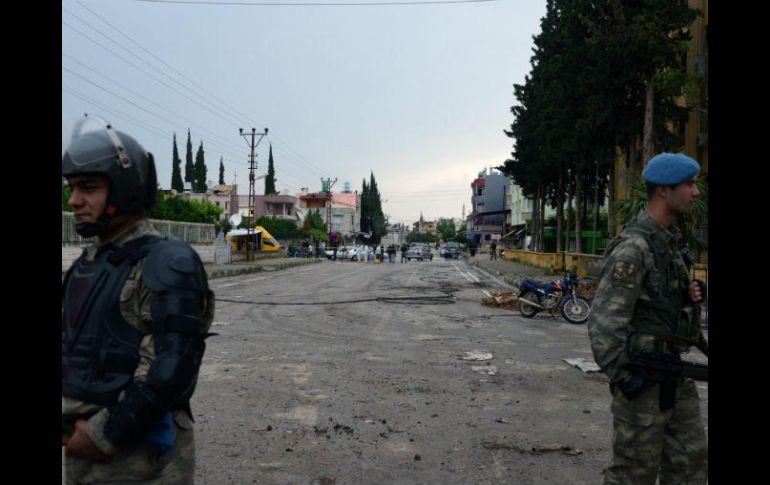 Los atentados con explosivos colocados al paso de un convoy de policías o militares son frecuentes en el sureste de Turquía. AP / ARCHIVO