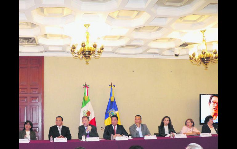 Ayer en Casa Jalisco, el gobernador Aristóteles Sandoval (c) encabezó la conferencia para detallar las funciones de la dependencia. ESPECIAL /