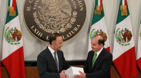 Felipe Solís Acero (d), entrega al representante de la Cámara de Diputados Mauricio Farah, el Quinto Informe de Gobierno de Peña Nieto. EFE / M. Guzmán