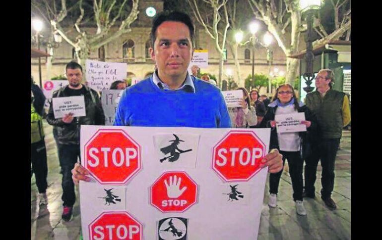 Alegato. Roberto Macías Chávez protestó en Sevilla para que cesara la cacería de brujas en su contra por parte del sindicato UGT. ESPECIAL /