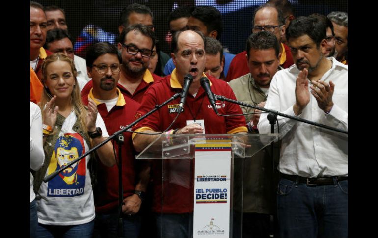 El presidente de la Asamblea Nacional, Julio Borges (c) será una de las personas que se reunirán con Macron. AP / ARCHIVO