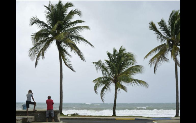 Los últimos boletines meteorológicos sitúan el ojo de 'Irma' a 80 kilómetros al norte de San Juan de Puerto Rico. AP / C. Giusti