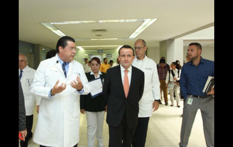 El director del IMSS, Mikel Arriola, realizó una visita al hospital, conde supervisó prioritarios en la atención de pacientes. TWITTER / @arriolamikel