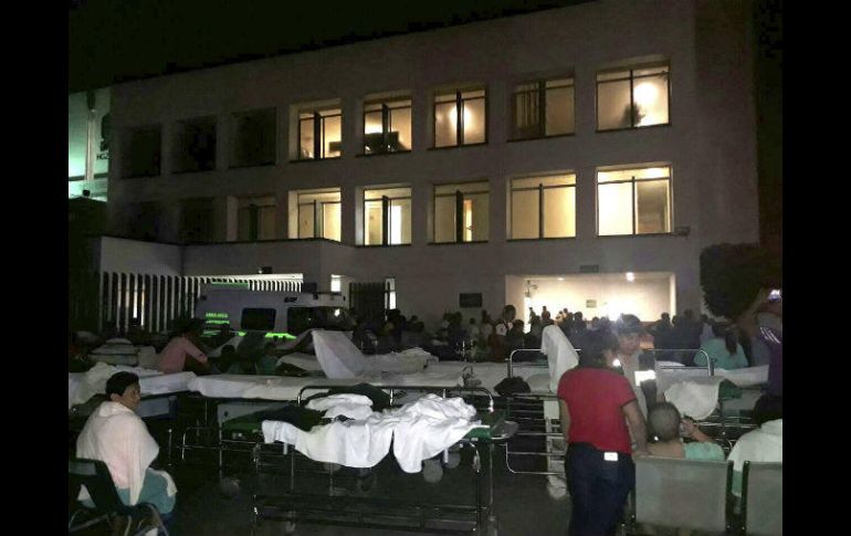 Pacientes y médicos de un hospital en Villahermosa permanecen fuera del edificio. EFE / STR