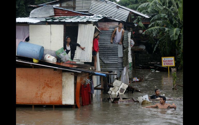En Filipinas, la depresión tropical 'Maring' provocó fuertes lluvias causando inundaciones y cancelación de clases. EFE / R. Malasig