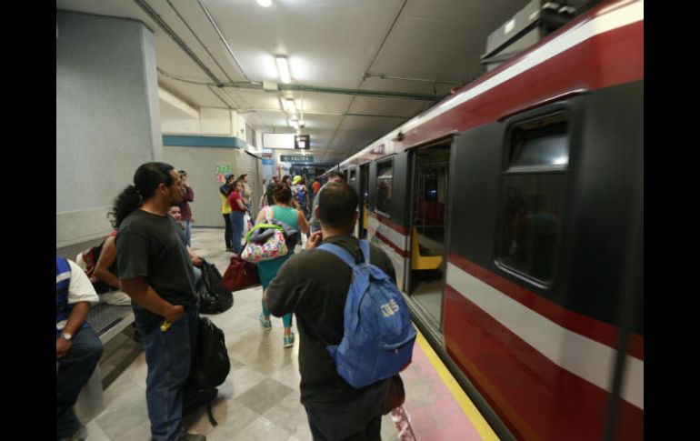 La mitad de los pasajeros del Tren Ligero utilizan el pago en efectivo. EL INFORMADOR / ARCHIVO