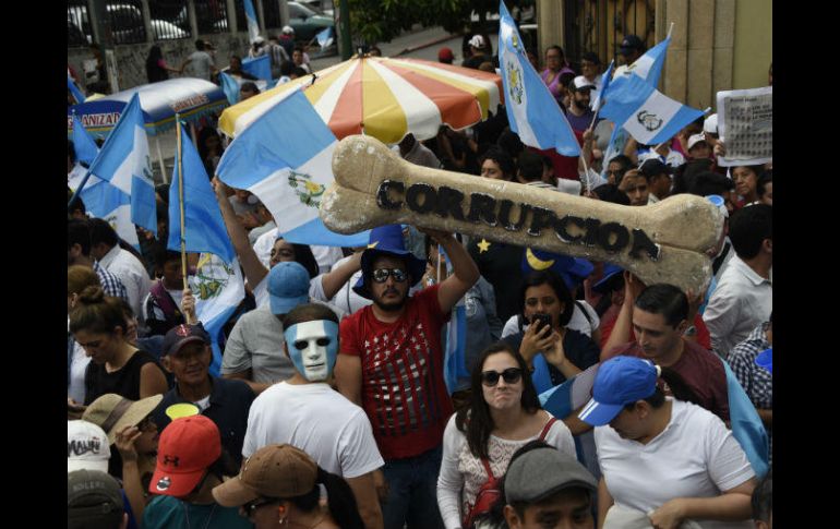Las manifestaciones, que comenzaron el jueves, obligaron al presidente Jimmy Morales a cancelar el Desfile de la Independencia. AFP / J. Ordonez