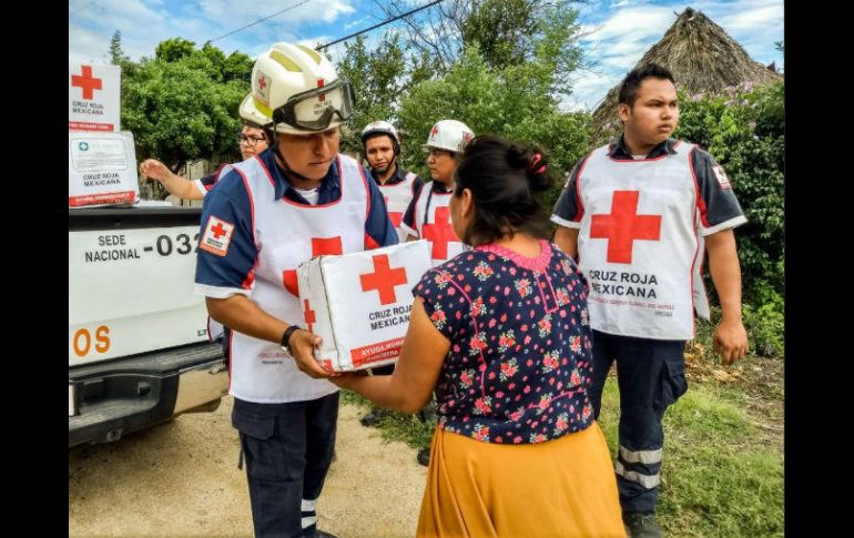 Voluntarios de la Cruz Roja han repartido ayuda en los municipios afectados de propia mano. TWITTER / @CruzRoja_MX