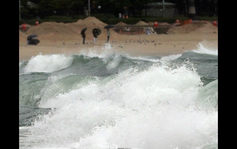 Una gran ola causada por el tifón 'Talim' se estrella en la costa de la playa Haeundae, en la ciudad de Busan. EFE / YONHAP