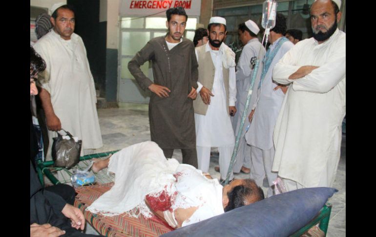 Un herido recibe atención en un hospital cercano tras el suceso. AFP / A. Zahir