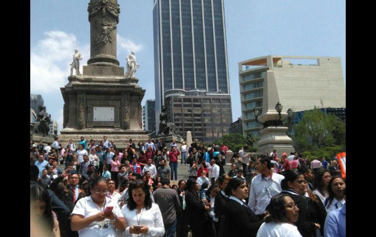 Las personas en la zona de Reforma fueron concentradas alrededor del Ángel de la Independencia. EL INFORMADOR / A. Rodríguez