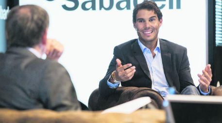 Rafael Nadal charla durante el coloquio en el que participó ayer, donde expuso algunas de sus experiencias como jugador de tenis. EFE /