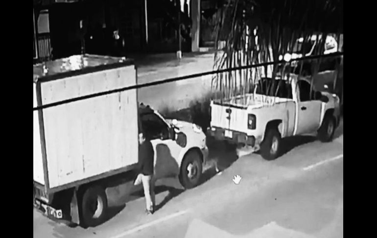 En Puebla, las cámaras de videovigilancia capturaron cómo fue robado un camión con tres toneladas de productos para los habitantes de la región mixteca.