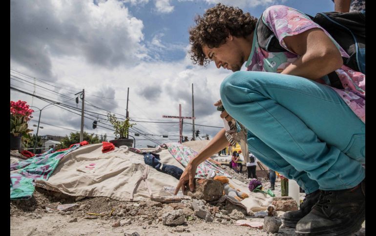 Una persona afectada muestra los daños que presenta su vivienda tras los últimos sismos.