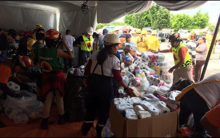 Autoridades zapopanas y habitantes participaron en el empaque de alimentos, y son distribuidos casa por casa.