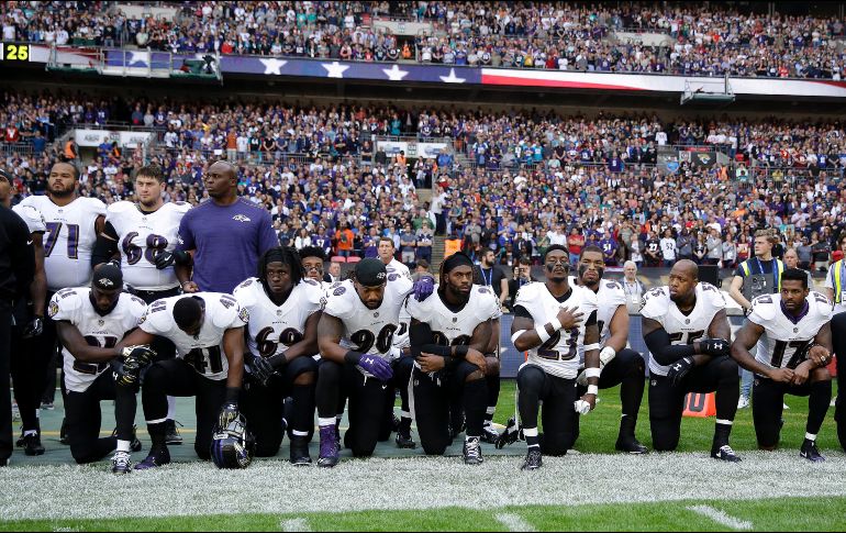 Jugadores de futbol protestan de rodillas durante la interpretación del himno, contra la violencia policial sobre afroamericanos.