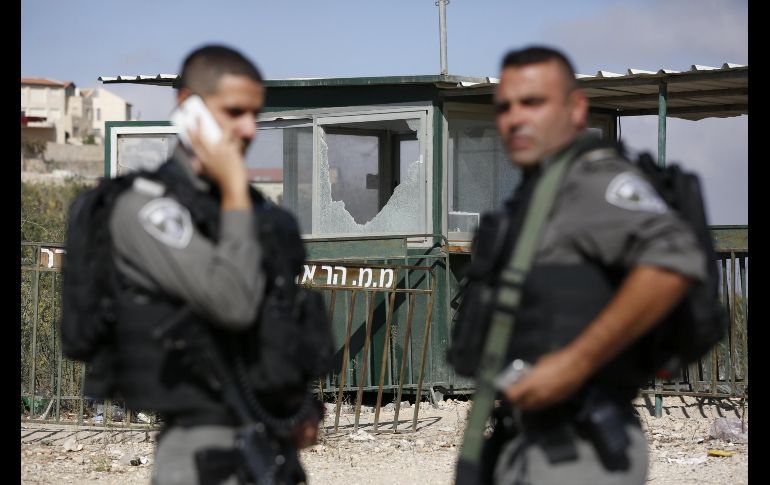 Soldados israelíes hacen guardia en el lugar donde se produjo el tiroteo, a la entrada del asentamiento judío Has Adar.