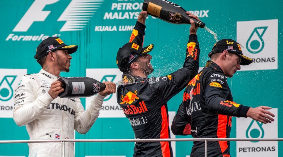Max Verstappen, Lewis Hamilton y Daniel Ricciardo festejan tras la carrera.
