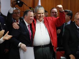 Meade abraza a Carlos Aceves del Olmo, líder de la CTM, durante su visita a la confederación para buscar su apoyo. SUN / I. Olivares