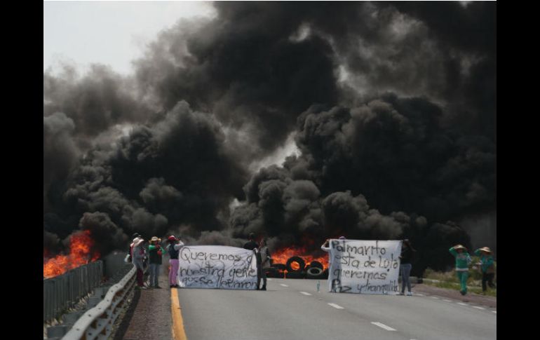 Residentes de Palmarito Tochapan bloquean la autopista Puebla-Orizaba en demanda de tranquilidad. AFP / J. Castañares