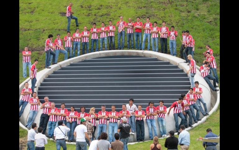 Chivas se toma la foto oficial en un respiradero del estadio. S. NUÑEZ  /