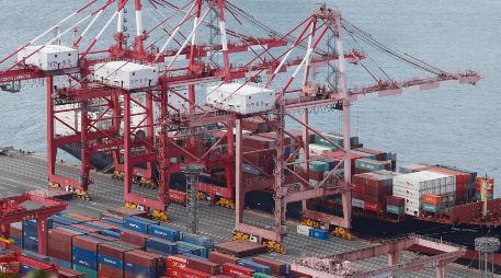 Las exportaciones totales en 2017 sumaron 409 mil 494.2 MDD, mientras que las importaciones fueron de 420 mil 369.2 MDD. EFE/H. Jeon.