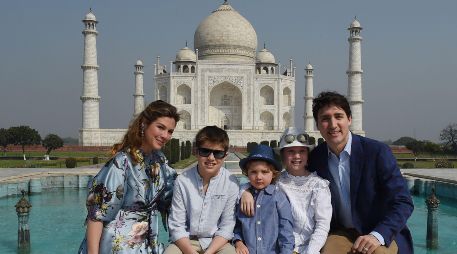 El primer ministro canadiense, su esposa y sus tres hijos visitaron el mausoleo más famoso del mundo. AFP/M. Sharma