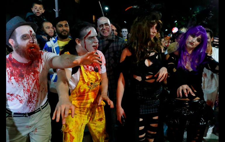 Una multitud caracterizada como zombies durante la celebración de Purim. AFP / J. Guez