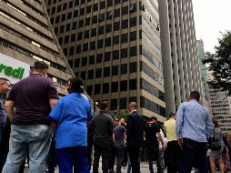 Personas evacúan los edificios ubicados junto a la avenida Paulista en Sao Paulo. EFE / F. Bizerra