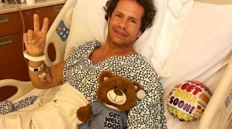 A través de sus redes sociales, el cantante difundió una imagen en la que se le observa convaleciente desde la camilla de un hospital. INSTAGRAM