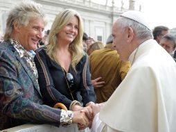 Rod Stewart asistió a la Plaza de San Pedro acompañado de su esposa, Penny Lancaster. TWITTER / @VaticanNews