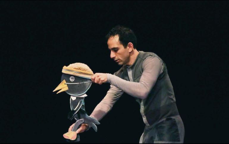 Escena. Los actores ponen en acción a las marionetas para darle vida al cuervo Emilio. ESPECIAL