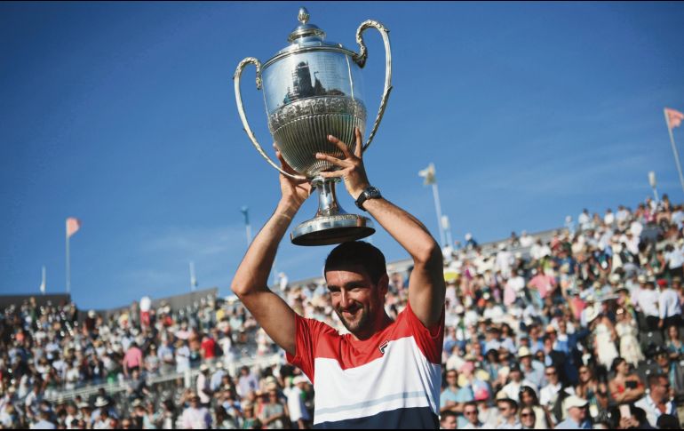 Festejo. Marin Cilic celebra con su trofeo de campeón tras coronarse en el torneo de Queen’s. EFE